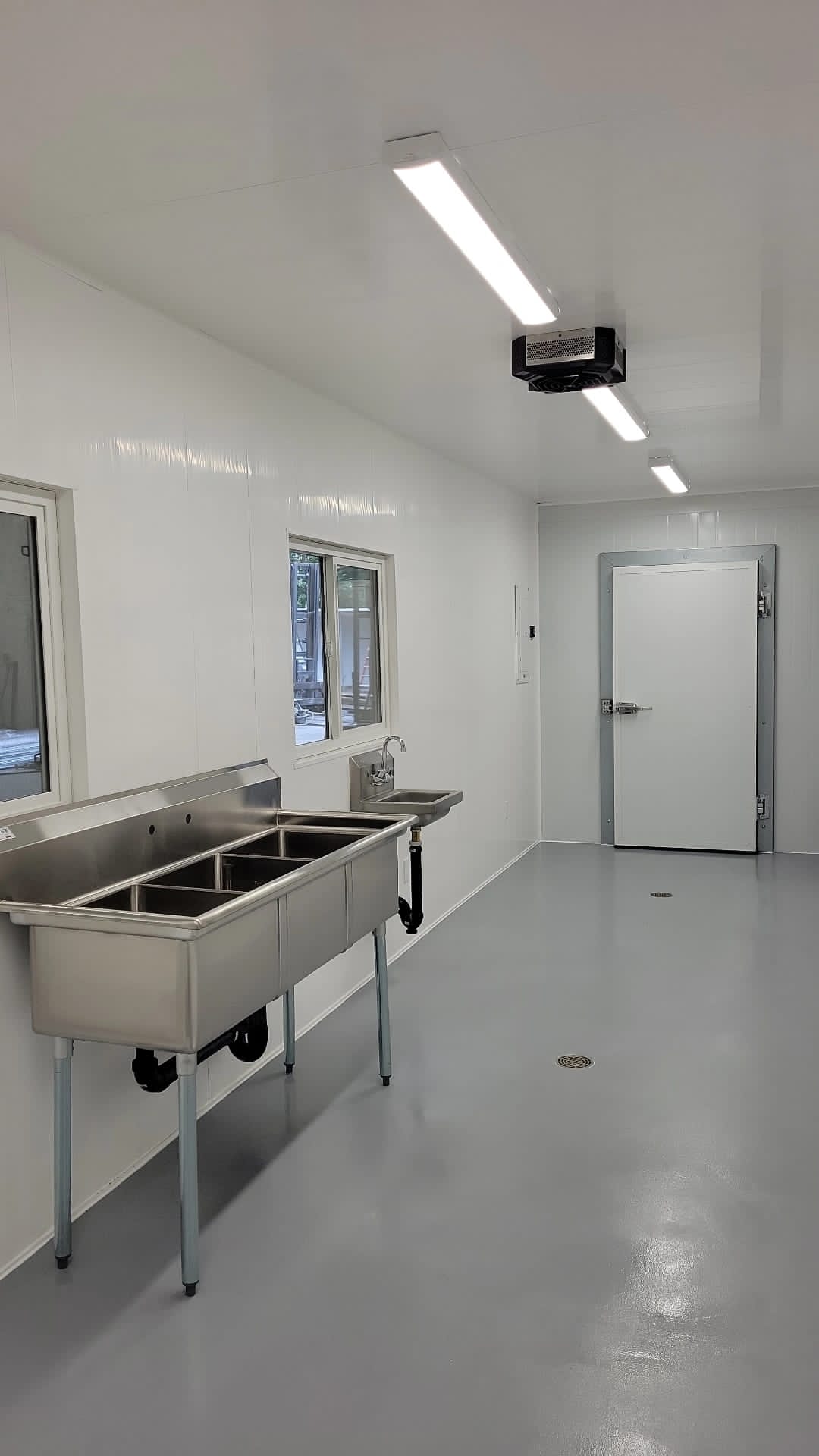 Food Processing Unit With Walk in Cooler - Charlie Container Crew Pty Ltd